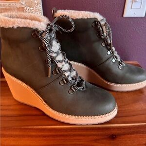 New Tom’s Green Wedge Boots